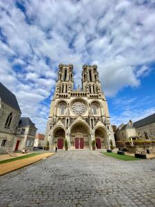 uma grande catedral com um céu nublado ao fundo em La maison de lavande em Laon