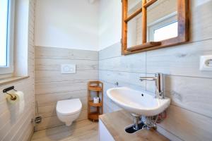 łazienka z umywalką i toaletą w obiekcie Nordic Ferienpark Sorpesee (Sauerland) w mieście Sundern (Sauerland)