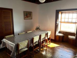 un comedor con una mesa con sillas y una ventana en Casa Gabriela en Puntallana
