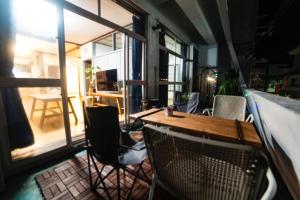 a table and chairs in a room with a window at 美崎の宿　バーローン in Ishigaki Island