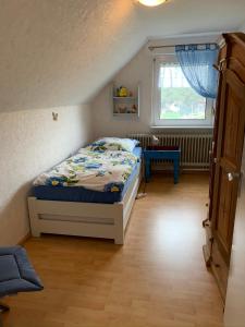 a bedroom with a bed and a window at kleines Ostfriesenhaus mitten im Grünen, Mindestaufenthalt 3 Tage, bitte vorher anfragen in Osteel