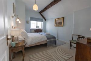 Krevet ili kreveti u jedinici u objektu Pass the Keys Magical period house in the heart of Ludlow