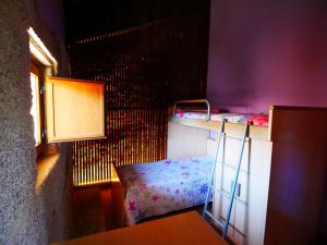 Pokój z 2 łóżkami piętrowymi i oknem w obiekcie ACASADOCRUCEIRO 