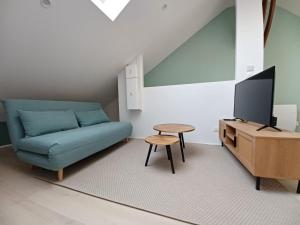 Televisyen dan/atau pusat hiburan di #SEASONS. 2' from Av Champagne. Design cocoonig. NEW