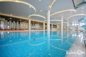 Swimmingpoolen hos eller tæt på Apartamenty BalticON Polanki Aqua