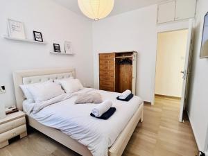 Postel nebo postele na pokoji v ubytování Elegant Apt with Balcony & Sea View by FeelHome