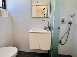 Koupelna v ubytování Elegant Apt with Balcony & Sea View by FeelHome + 17 fotografií