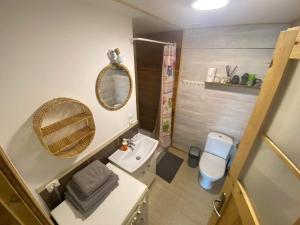 Rutka TartakにあるEkoStolarniaの小さなバスルーム(トイレ、鏡付)
