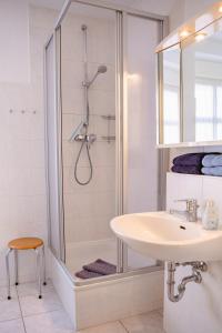 uma casa de banho com um chuveiro e um lavatório. em Villa Meeresblick em Sassnitz