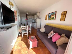 sala de estar con sofá y mesa en Torres del Sol, en Playa de las Américas