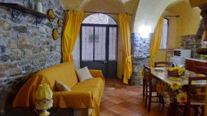 een woonkamer met een gele bank en een tafel bij ''SAPORE DI LIGURIA'' Sole Mare Quiete in Terzorio
