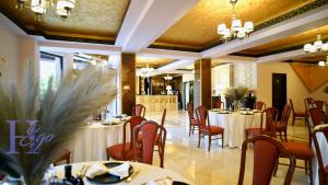 HEgo في هونيدوارا: غرفة طعام مع طاولات وكراسي في مطعم