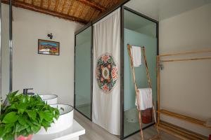 a bathroom with a glass shower with a surfboard in it at Y·S·L杨树林小院 环球影城旁（团建 聚会 火锅 德扑 麻将 烧烤 品茶，距离环球影城15分钟） in Tongzhou