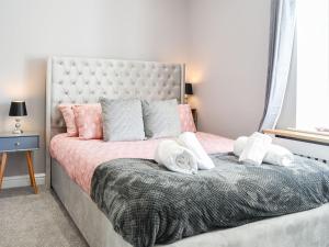 ein Schlafzimmer mit einem großen Bett mit Kissen darauf in der Unterkunft Church View in Cockermouth