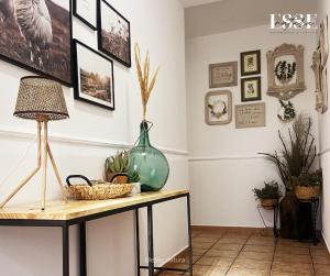 una habitación con una mesa con un jarrón encima en ESSE NATURA alojamientos & lifestyle en Pozohondo
