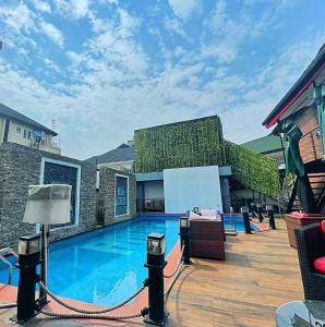 uitzicht op een zwembad in een hotel bij Proof Hotel Lekki in Lagos