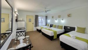 Ένα ή περισσότερα κρεβάτια σε δωμάτιο στο Azalea Motel +88 φωτογραφίες