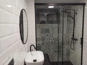 La salle de bains est pourvue d'une douche, de toilettes et d'un lavabo. dans l'établissement Centro Torremolinos Apto 1 hab 1-4 personas WiFi Terraza, à Torremolinos