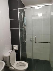 y baño con ducha, aseo y lavamanos. en Lee Majestic Condo Ipoh 6-8pax, en Ipoh