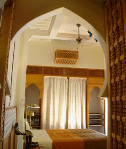 sypialnia z łóżkiem i oknem w pokoju w obiekcie Riad Moucharabieh Matisse w Marakeszu