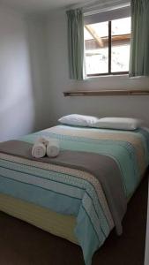 ein Schlafzimmer mit einem Bett mit zwei Handtüchern darauf in der Unterkunft Burnie Port Views in Burnie