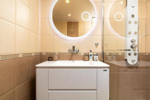 A bathroom at Centrally-located 1BD Apartment near Kapana by Flat Mаnager Még 11 kép