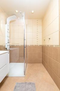 y baño con ducha y puerta de cristal. en Centrally-located 1BD Apartment near Kapana, en Plovdiv