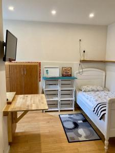 a small bedroom with a bed and a table at wohnen auf dem Weingut - klein und fein in Maring-Noviand