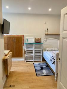 a small bedroom with a bed and a desk at wohnen auf dem Weingut - klein und fein in Maring-Noviand