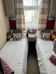Un pat sau paturi într-o cameră la The best views on site. Haven Reighton Sands Filey
