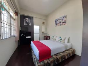 - une chambre avec un grand lit et une couverture rouge et blanche dans l'établissement Born Guest House, à Chiang Mai