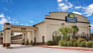 - Vistas a una posada y suites en Days Inn & Suites by Wyndham Opelousas, en Opelousas