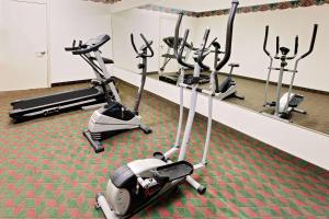 Fitnes oz. oprema za telovadbo v nastanitvi Days Inn & Suites by Wyndham Opelousas