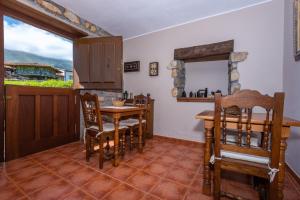 cocina con mesa, sillas y ventana en Casa Rural Ablanos de Aymar, en Loroñe
