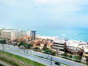 Eine Stadt mit Gebäuden und dem Meer im Hintergrund in der Unterkunft ibis Macae in Macaé