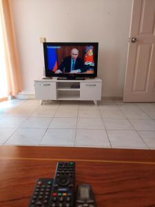 a tv in a living room with a tvicterictericter at Aygun Apartment 2 in Mahmutlar