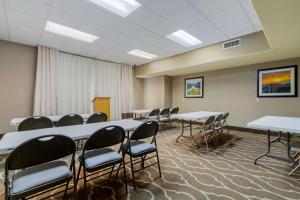 sala konferencyjna ze stołami i krzesłami w obiekcie Comfort Suites Pflugerville - Austin North w mieście Pflugerville
