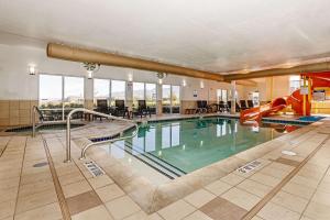einem Pool mit Rutsche in einem Gebäude in der Unterkunft Comfort Inn & Suites Logan Near University in Logan