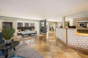 una sala de estar con un sofá y una mesa en SureStay Plus Hotel by Best Western Mountain View, en Mountain View