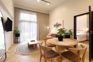 a living room with a table and chairs in a room at Hyatt House Johannesburg Rosebank in Johannesburg