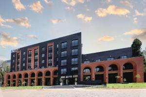 un gran edificio negro con cielo en Hyatt House Johannesburg Rosebank en Johannesburgo