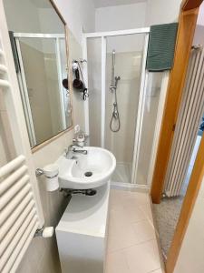 een witte badkamer met een wastafel en een douche bij B&B La finestra sulle Mainarde - Isernia in Isernia