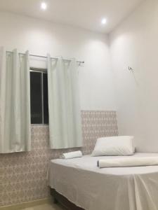 Giường trong phòng chung tại Rosana House Bem estar em Barreirinhas Ideal para 5 pessoas