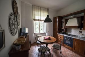 a kitchen with a table and chairs in a room at Incantevole appartamento a Perugia in Perugia