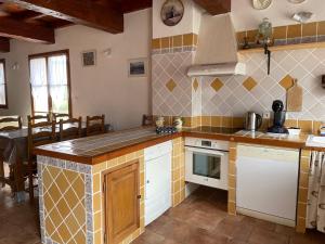 Nhà bếp/bếp nhỏ tại Le Castellaras - La Manonegra - Entre mer et montagne, endroit typique, nature, calme