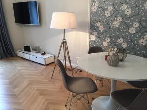 Telewizja i/lub zestaw kina domowego w obiekcie Pink Grapefruit City Condo