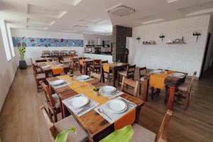 uma grande sala de jantar com mesas e cadeiras de madeira em Tanzanite Serviced Apartment - TSA Masaki em Dar es Salaam