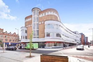 un gran edificio con coches estacionados frente a él en Executive Apartment Central Doncaster en Doncaster