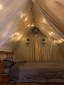1 dormitorio con 1 cama en una tienda de campaña en Tukadsari camping, en Kintamani