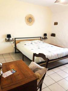 1 dormitorio con cama y mesa de centro en Maison " Elixondoa ", en Pagolle